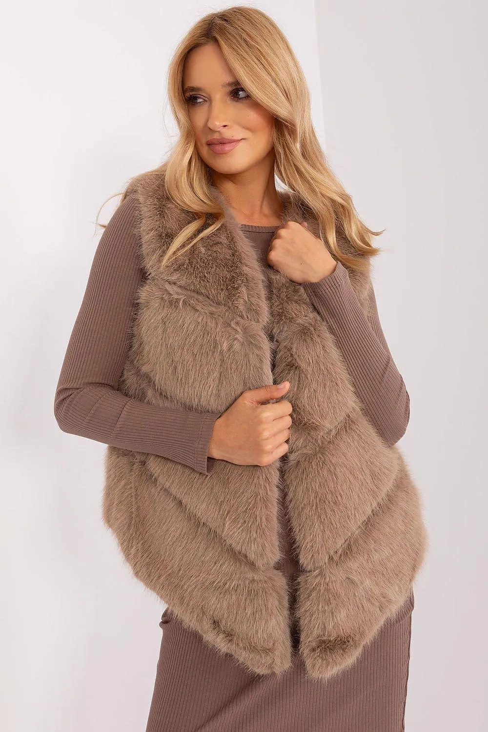 Elegant Multi-Pocket Faux Fur Vest for Every Event